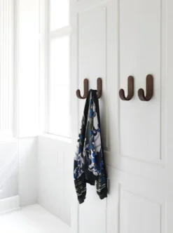 Normann Copenhagen Curve Koukku, Pähkinä 9 Normann Copenhagen Curve Koukku, Pähkinä -Muuto HalpaShop 2020 Normann Copenhagen Curve Hook Walnut 2