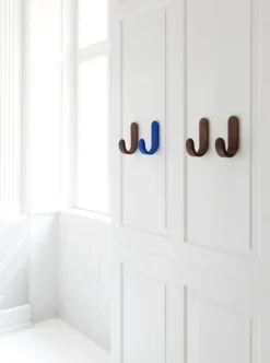 Normann Copenhagen Curve Koukku, Sininen -Muuto HalpaShop 2020 Normann Copenhagen Curve Hook Walnut Blue 3