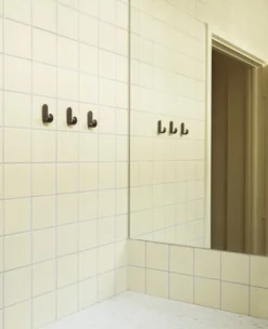 Normann Copenhagen Curve Minikoukku, 2 Kpl, Matta Ruskea 9 Normann Copenhagen Curve Minikoukku, 2 Kpl, Matta Ruskea -Muuto HalpaShop 2021 Curve Mini Hooks 2pcs Matt Brown 01