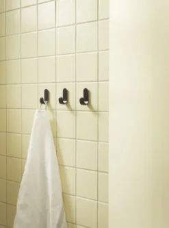 Normann Copenhagen Curve Minikoukku, 2 Kpl, Matta Musta -Muuto HalpaShop 2021 Curve Mini Hooks Matt Black 01