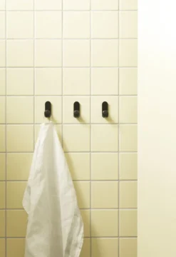 Normann Copenhagen Curve Minikoukku, 2 Kpl, Matta Musta -Muuto HalpaShop 2021 Curve Mini Hooks Matt Black 03