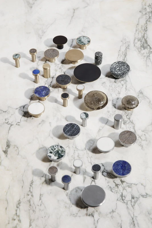 Ferm LIVING Hook Ripustin, Iso, Harjattu Teräs 3 Ferm LIVING Hook Ripustin, Iso, Harjattu Teräs - Image 3