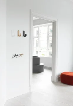 Normann Copenhagen Curve Koukku, Musta -Muuto HalpaShop 3315 Normann Copenhagen Curve Hook Sticks Hook Group 01 1