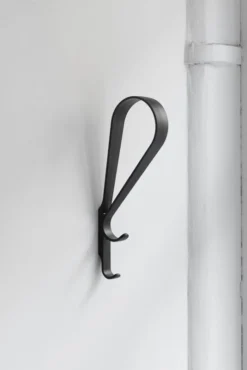 Artek Tupla Seinäkoukku, Musta 11 Artek Tupla Seinäkoukku, Musta -Muuto HalpaShop 3328275 Tupla Wall Hook 03 master