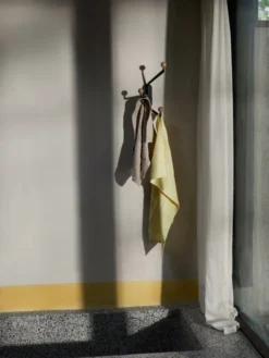 &Tradition Capture SC74 Seinäkoukku, Pieni, Grafiitti - Tammi -Muuto HalpaShop ATD 2022 Capture SC74 1200x1600 1