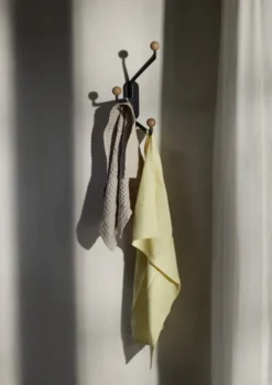 &Tradition Capture SC74 Seinäkoukku, Pieni, Grafiitti - Tammi -Muuto HalpaShop ATD 2022 Capture SC74