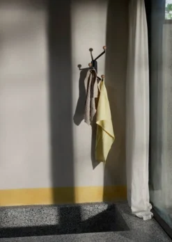 &Tradition Capture SC74 Seinäkoukku, Pieni, Grafiitti - Tammi -Muuto HalpaShop ATD 2022 Capture SC74 2