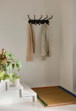 &Tradition Capture SC76 Seinänaulakko, Grafiitti - Tammi -Muuto HalpaShop ATD Retail 2022 Capture SC76 Framed AP13 Collect Planter SC70