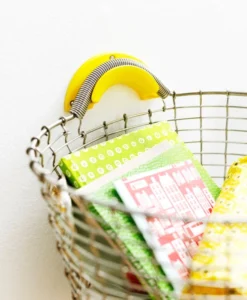 Korbo Bin Ripustin, Keltainen -Muuto HalpaShop Bin 16 Handle closeup