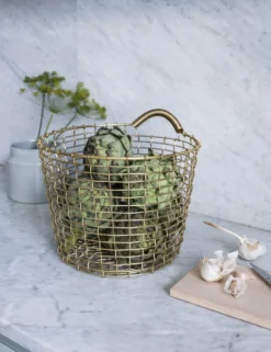 Korbo Bin 16 Metallikori , Messinki 11 Korbo Bin 16 Metallikori , Messinki -Muuto HalpaShop Bin 16 brass kitchen close up