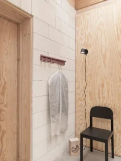 Muuto Coil Naulakko, 60 Cm, Luumu -Muuto HalpaShop Coil coat rack 60 plum workshop chair black tip wall black muuto org
