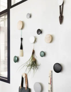 Muuto Dots Wood Ripustin, Musta 9 Muuto Dots Wood Ripustin, Musta -Muuto HalpaShop Dots PR web