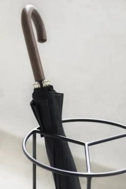 Serax Ella Sateenvarjoteline, Musta -Muuto HalpaShop Ella umbrella by Antonino Sciortino 2