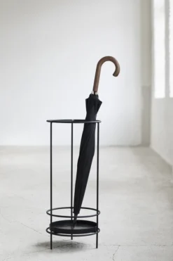 Serax Ella Sateenvarjoteline, Musta -Muuto HalpaShop Ella umbrella by Antonino Sciortino