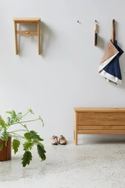 Form & Refine Angle Seinäkoukku, Messinki, Pieni -Muuto HalpaShop F R a line storage bench angle stool entrance