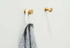 Form & Refine Angle Seinäkoukku, Messinki, Pieni -Muuto HalpaShop FR Angle Brass Hooks Small Towel