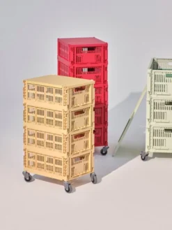 HAY Colour Crate Kori, M, Kierrätysmuovi, Red -Muuto HalpaShop HAY Colour Crate M golden yellow red HAY Colour Crate Lid M golden yellow red HAY Colour Crate Wheels 1
