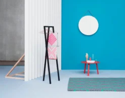 HAY Loop Stand Naulakko, Musta -Muuto HalpaShop Loop Stand2C Mega Knit2C Strap Mirror2C Bella Cofee Table2C S26B Dot Carpet 1