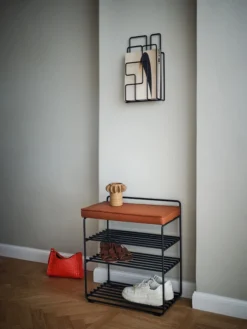 Maze Lower East Seat Hylly Istuintyynyllä, Musta - Konjakki 5 Maze Lower East Seat Hylly Istuintyynyllä, Musta - Konjakki -Muuto HalpaShop Lower East Seat black cognac Lifestyle