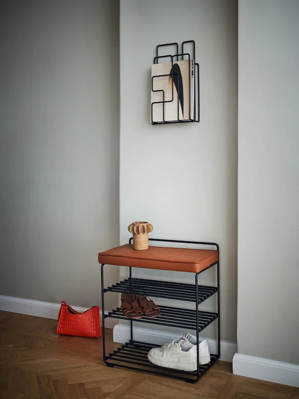 Maze Lower East Seat Hylly Istuintyynyllä, Musta - Konjakki 3 Maze Lower East Seat Hylly Istuintyynyllä, Musta - Konjakki - Image 3