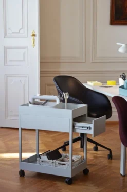 HAY Tool Box, Harmaa 10 HAY Tool Box, Harmaa -Muuto HalpaShop New Order Trolley light grey AAC 153 Silk SIL0842 black base Tool Box light grey Anything Scissors warm yellow Colour Crate light grey