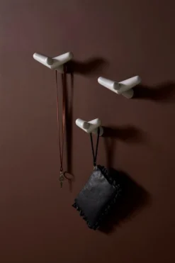 Woud Tail Wing Seinäkoukku, Pieni, Tammi -Muuto HalpaShop WOUD Lifestyle 2017 Tail Wing 1