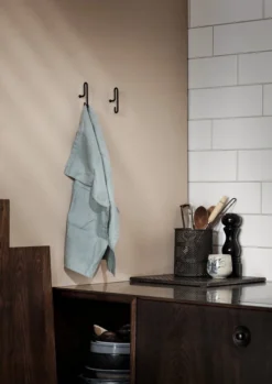 Moebe Seinäkoukku 2 Kpl, Pieni, Musta -Muuto HalpaShop Wall Hook In context High Res 10