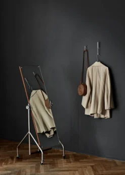 Moebe Seinäkoukku 2 Kpl, Pieni, Kromi -Muuto HalpaShop Wall Hook In context Low Res 1