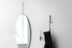 Moebe Seinäkoukku, Iso, Musta 6 Moebe Seinäkoukku, Iso, Musta -Muuto HalpaShop Wall Hook In context Low Res 6 1