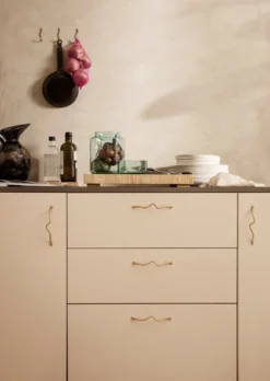 Ferm LIVING Curvature Kahva, Messinki -Muuto HalpaShop fermLIVING CurvatureHandle Brass image 1