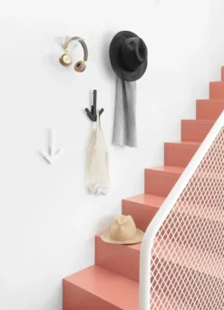 Design House Stockholm Arrow Naulakko, Musta -Muuto HalpaShop image4 1675 ArrowHanger Lifestyle