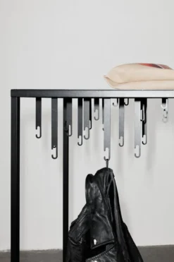 Design House Stockholm Atelier Lattianaulakko 10 Design House Stockholm Atelier Lattianaulakko -Muuto HalpaShop image4 2603 1000 AtelierFloorHanger Detail